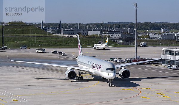 Airbus A350 XWB der Qatar Airways auf der Rollbahn  Flughafen München  Bayern  Deutschland  Europa