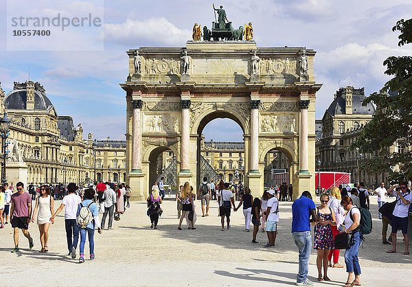 Arc de Triomphe du Carousel  Triumphbogen  hinten Louvre mit Glaspyramide  Paris  Ile De France  Frankreich  Europa