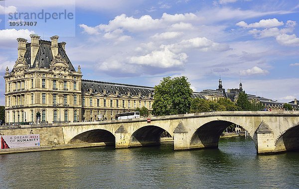 Louvre mit Brücke Le Pont Royale über Seine  Paris  Ile de France  Frankreich  Europa