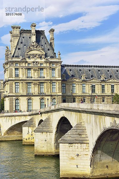 Brücke Le Pont Royale über Seine mit Musée de Louvre  Paris  Ile de France  Frankreich  Europa