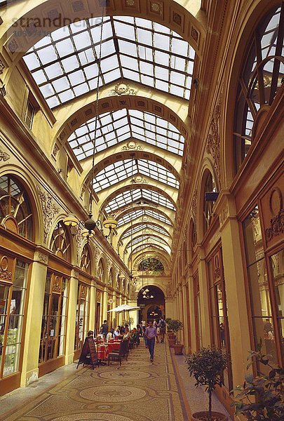 Innenansicht Galerie Vivienne  Ladenpassage mit Besuchern und Geschäften  Paris  Ile de France  Frankreich  Europa