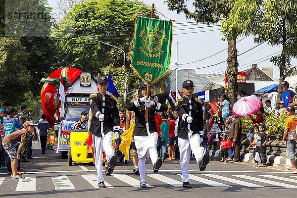 Parade am Nationalfeiertag  Klaten  Zentraljava  Insel Java  Indonesien  Asien