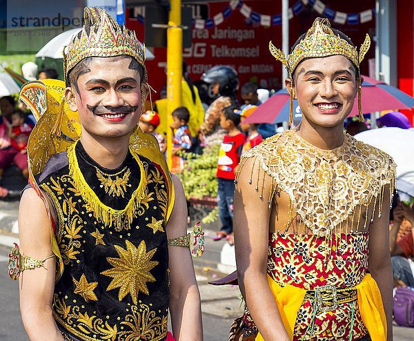 Männer im Kostüm  Parade am Nationalfeiertag  Klaten  Zentraljava  Insel Java  Indonesien  Asien