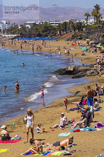 Badende Touristen  Playa Grande  Stadtstrand in Puerto del Carmen  Lanzarote  Kanaren  Spanien  Südeuropa  Europa