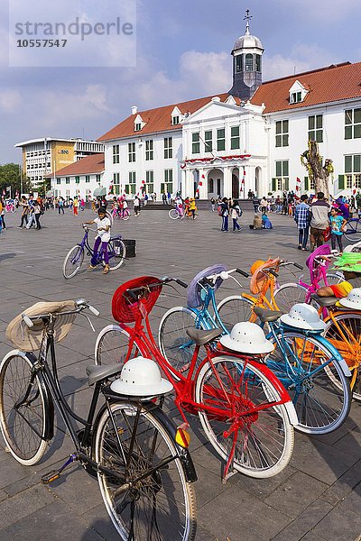 Bunte Fahrräder  Taman Fatahillah Platz  hinten das Stadhuis  Kota  Altstadt von Jakarta  Westjava  Java  Indonesien  Asien