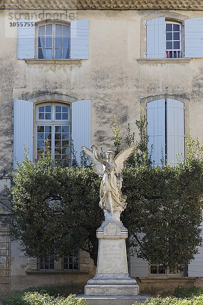 Engel Denkmal für die Toten im ersten Weltkrieg vor einem provenzalischen Haus  Lourmarin  Provence-Alpes-Côte d'Azur  Frankreich  Europa