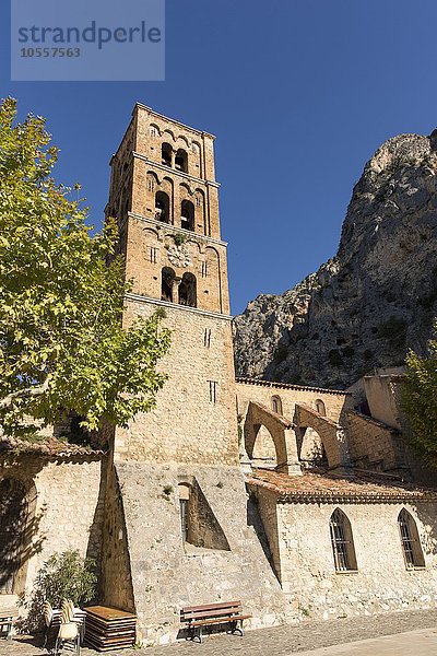 Schiefer romanischer Kirchturm  Moustiers-Sainte-Marie  Provence-Alpes-Côte d'Azur  Frankreich  Europa