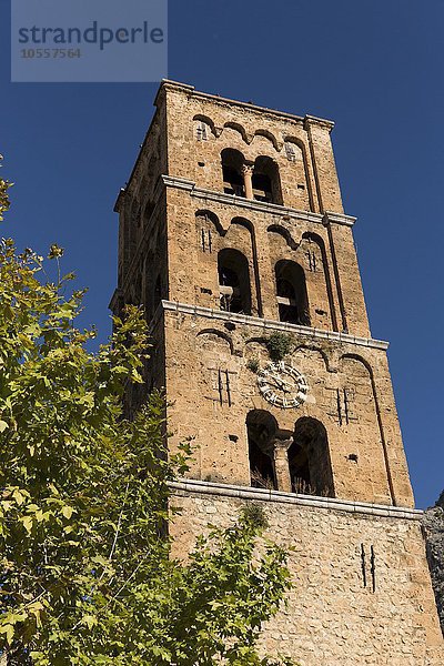 Schiefer romanischer Kirchturm  Moustiers-Sainte-Marie  Provence-Alpes-Côte d'Azur  Frankreich  Europa