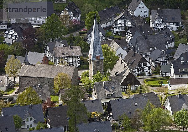 Fachwerkhäuser und Pfarrkirche St. Cyriakus  Bruchhausen  Olsberg  Sauerland  Nordrhein-Westfalen  Deutschland  Europa