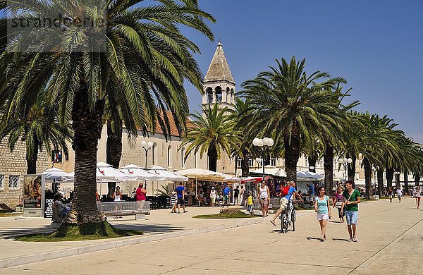 Strandpromenade mit Dominikanerkloster  Trogir  Dalmatien  Kroatien  Europa