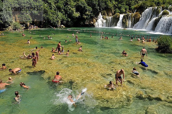 Touristen baden beim Wasserfall Skradinski Buk  Nationalpark Krka  Region Sibenik-Knin  Dalmatien  Kroatien  Europa