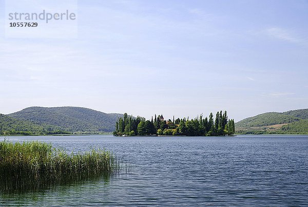 Klosterinsel Visovac im Fluss Krka  Muttergottesinsel  Nationalpark Krka  Region Sibenik-Knin  Dalmatien  Kroatien  Europa