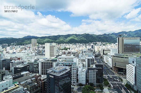 Ausblick von oben auf die Stadt vor the local mountain Rokko  Kobe  Insel Honshu  Japan  Asien