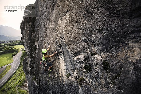 Kletterer klettert im Vorstieg an einer Felswand  Martinswand  Zirl  Tirol  Österreich  Europa