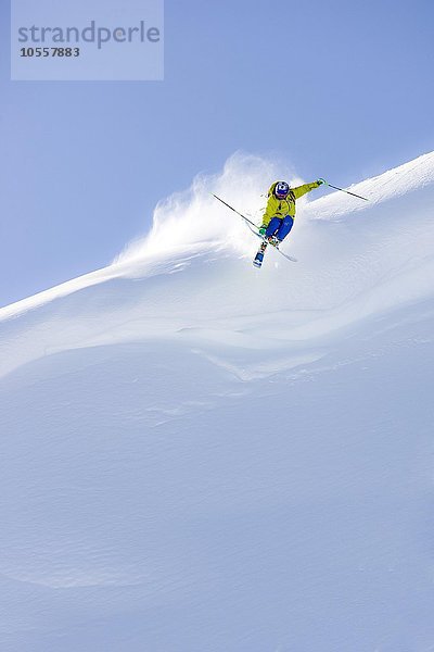 Freerider springt über eine Schneewechte  Wiedersbergerhorn  Alpbach  Alpbachtal  Tirol  Österreich  Europa