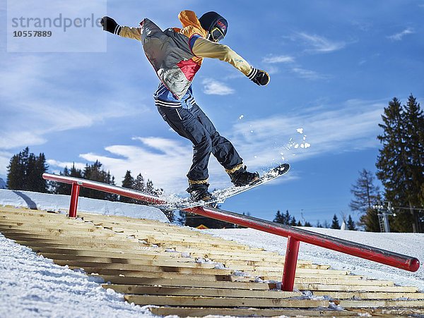 Jugendlicher Snowboarder springt in einem Funkpark  grinding  sliding  Muttereralmpark  Mutters  Tirol  ?sterreich