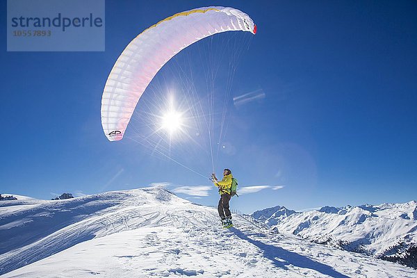 Paraglider Mann bereitet seinen Gleitschirm für den Start vor  Axamer Lizum  Innsbruck  Tirol  Österreich  Europa