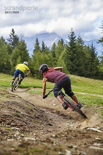 Mountainbiker  Downhill Biker fahren einen Downhilltrail  Mutterer Alm  Muttereralmpark  Mutters  Tirol  Österreich  Europa