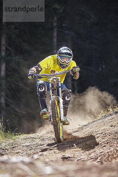 Mountainbiker  Downhill Biker fährt einen Downhilltrail  Mutterer Alm  Muttereralmpark  Mutters  Tirol  Österreich  Europa