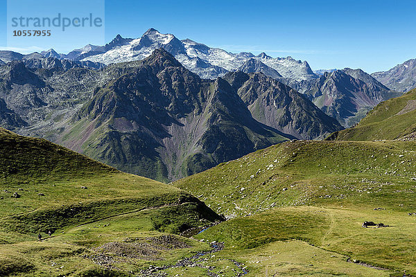 Ausblick auf das Tal Vallée de Barèges vom Straßenpass Col du Tourmalet  Hautes Pyrénées  Frankreich  Europa