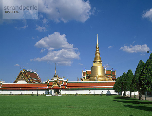 Goldene Turmspitze eines verzierten Tempels  Bangkok  Bangkok  Thailand