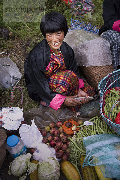 Asiatische Frau lächelt auf dem Markt