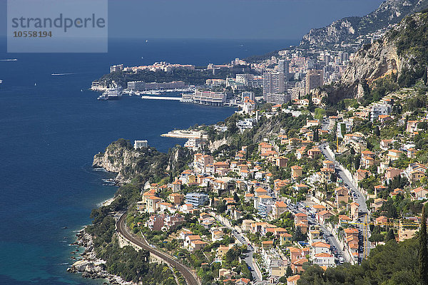 Luftaufnahme des Stadtbilds von Monaco über dem Meer  Monte Carlo  Fürstentum Monaco