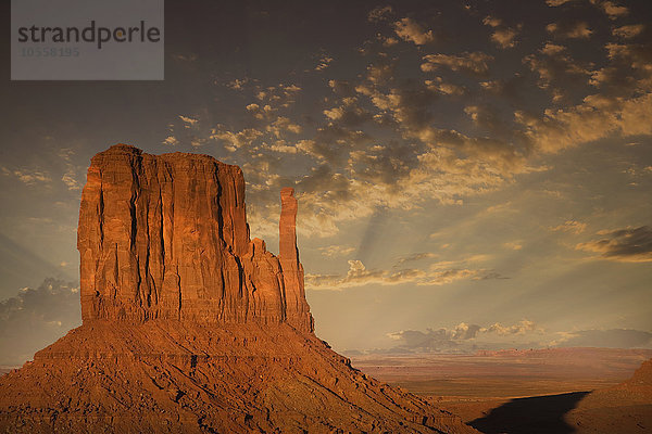 Felsformation in Wüstenlandschaft  Monument Valley  Arizona  Vereinigte Staaten