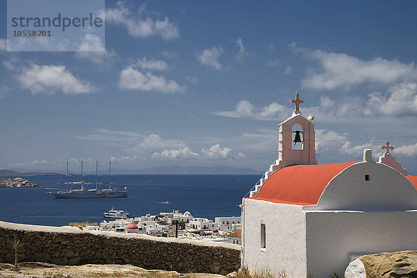 Kirche mit Blick auf Stadt und Meer  Mykonos  Kykladeninseln  Griechenland