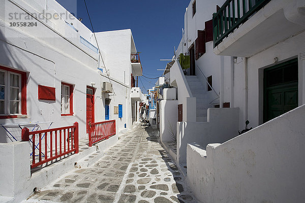 Traditionelle Gebäude in der Straße von Mykonos  Kykladeninseln  Griechenland