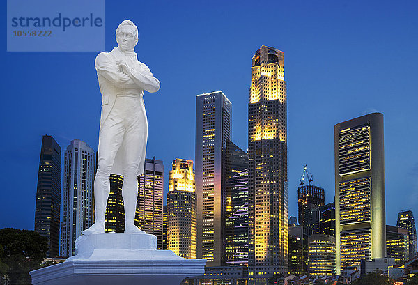 Statue und Skyline der Stadt Singapur bei Nacht  Singapur  Singapur