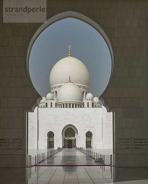 Verziertes Kuppelgebäude und Schlüssellochbogen  Abu Dhabi  Emirat Abu Dhabi  Vereinigte Arabische Emirate