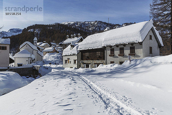 Weg durch den Schnee zum ländlichen Bergdorf