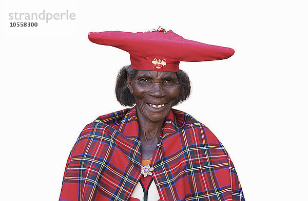 Schwarze Frau mit traditionellem Hut und Umhang