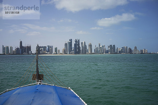 Boot auf dem Weg zum Hafen von Doha  Doha  Katar