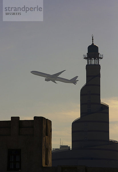 Flugzeug fliegt über Doha Stadtlandschaft  Doha  Katar