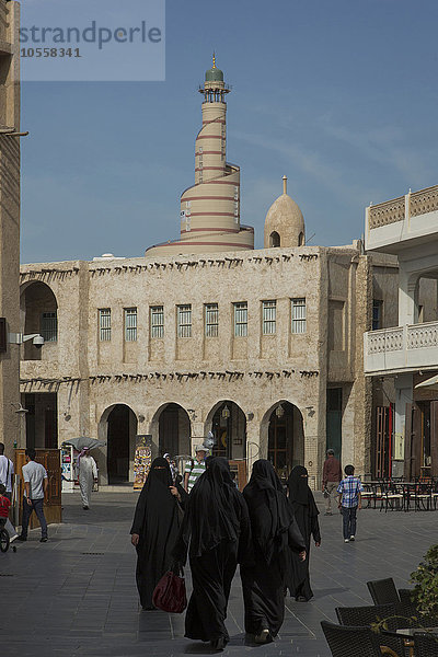 Frauen im Hidschab gehen auf dem Doha-Platz  Doha  Katar