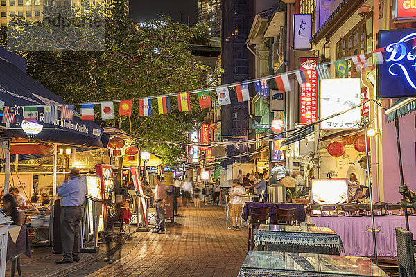 Verkäufer im Freien auf dem Bürgersteig von Singapur  Singapur  Singapur