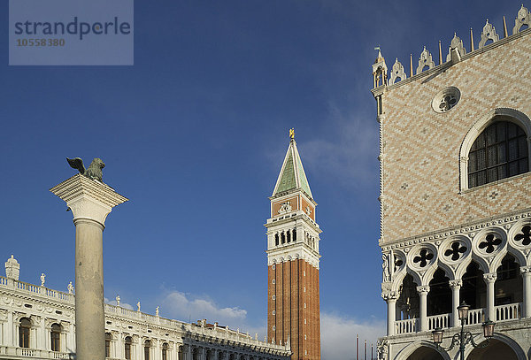 Niedriger Blickwinkel auf die Gebäude von Venedig unter blauem Himmel  Venetien  Italien