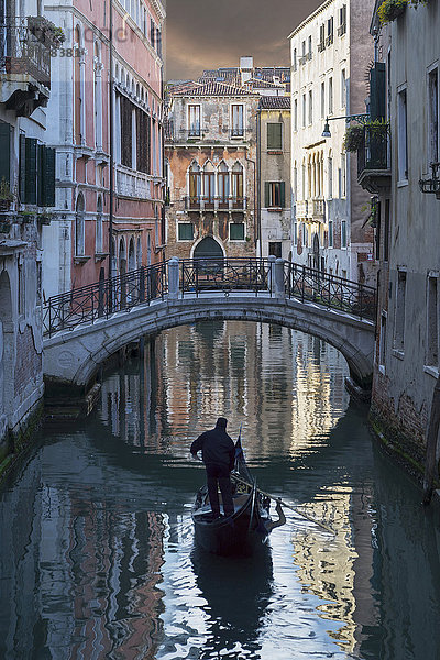 Gondoliere auf dem Kanal von Venedig  Venetien  Italien