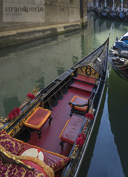 Leere Gondel auf dem Kanal von Venedig  Venetien  Italien