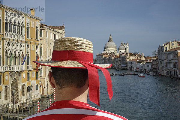 Kaukasischer Gondoliere bewundert das Stadtbild von Venedig  Venetien  Italien