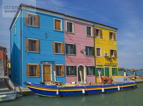 Geparkte Gondeln im Kanal von Venedig Burano  Venetien  Italien