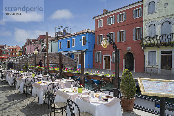 Straßencafé mit Blick auf den Kanal von Venedig Burano  Venetien  Italien