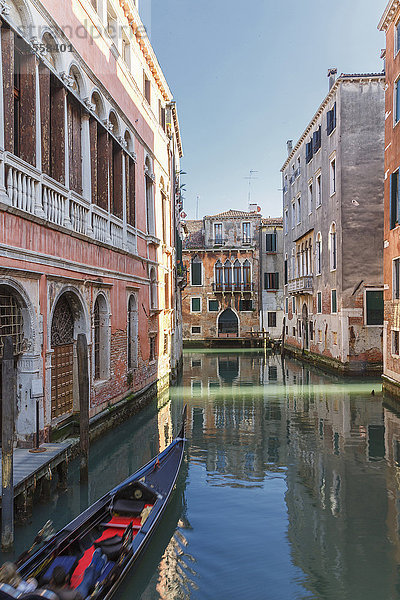 Gondelfahrt im Kanal von Venedig  Venetien  Italien