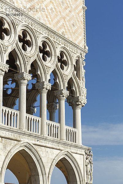 Verschnörkelte Architektur unter blauem Himmel  Venedig  Venetien  Italien