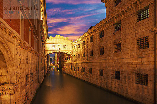 Brücke über den Kanal von Venedig bei Sonnenuntergang