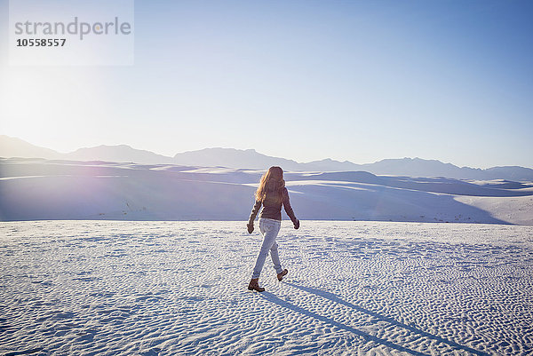 Weiße Frau beim Spaziergang im White Sands National Park  New Mexico  Vereinigte Staaten