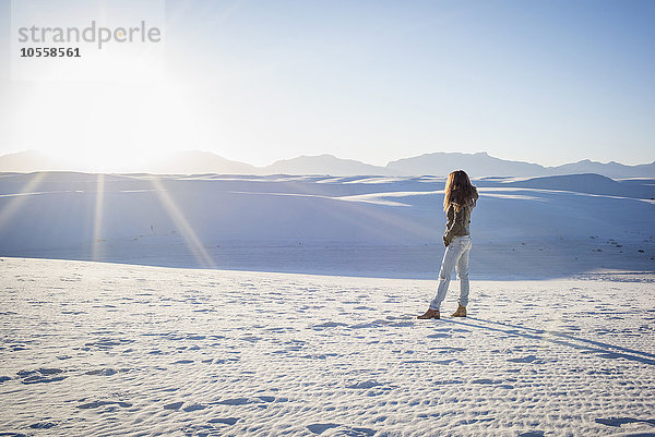 Kaukasische Frau im White Sands National Park  New Mexico  Vereinigte Staaten