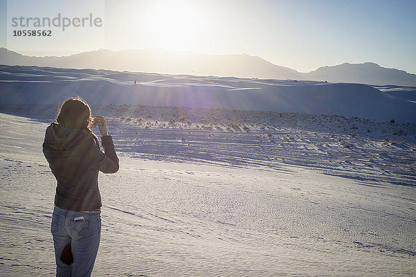 Weiße Frau beim Fotografieren des White Sands National Park  New Mexico  Vereinigte Staaten
